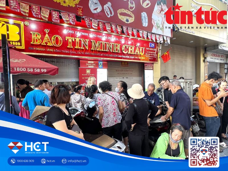 Người dân đổ xô đi mua vàng (Nguồn: TTX Việt Nam)