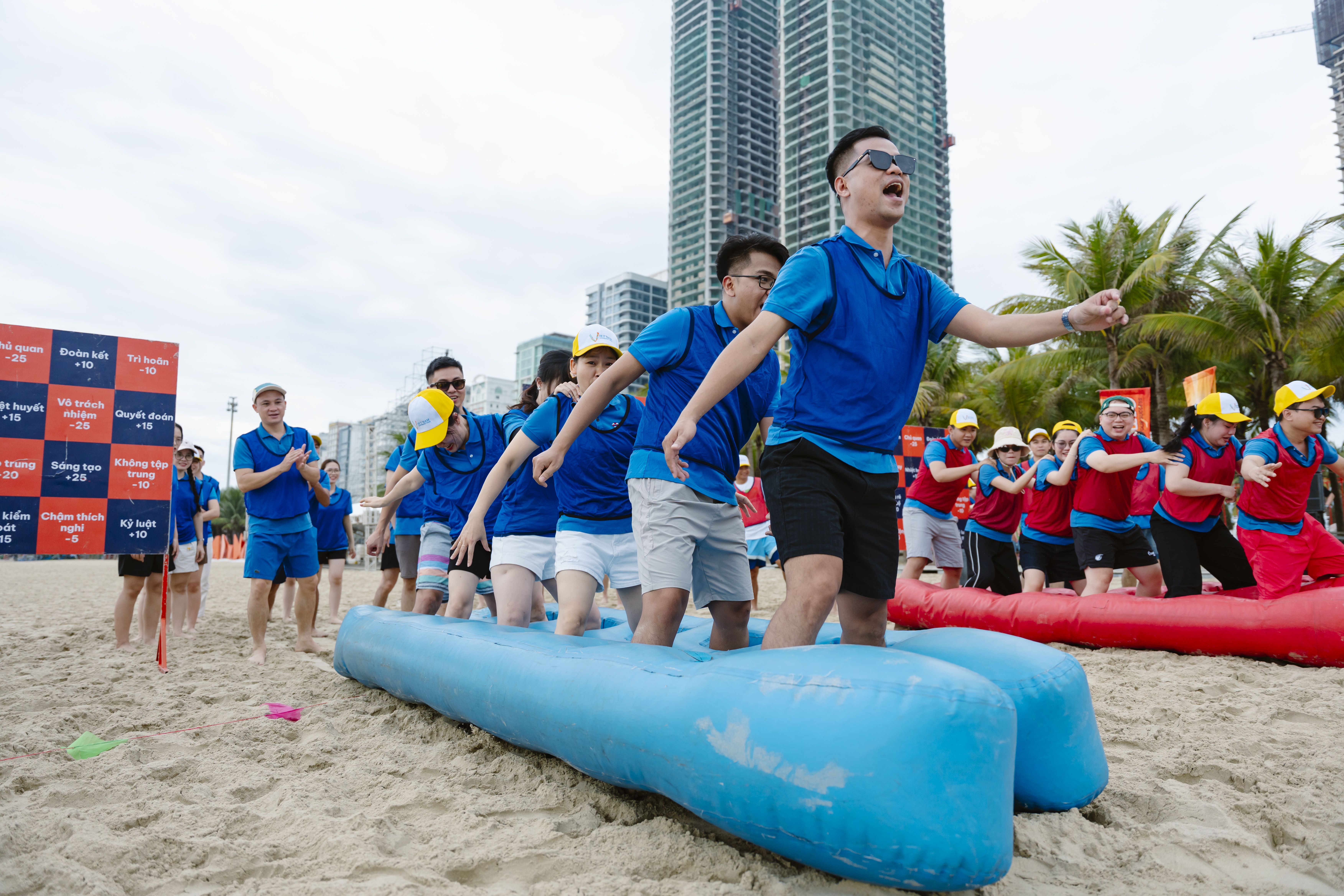 Hoạt động Team Building trên bãi biển 
