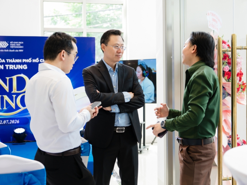 Khách hàng tham gia buổi khai trương - 1 Khách hàng tham gia buổi khai trương - 1